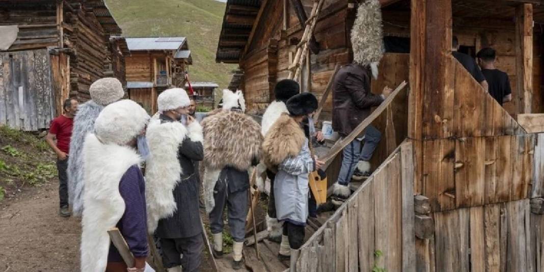 Şavşat’ta 150 yıldır yaşatılan gelenek! Kostümünü giyen köy meydanına akın ediyor, eğlence başlıyor 3